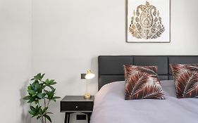 Modern Downtown Apartment - Harbour View